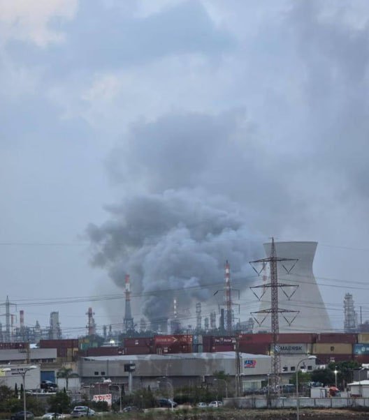 伊朗导弹直接命中以色列海法炼油厂。伊朗导弹袭击后，海法和基里亚特海姆停电。 