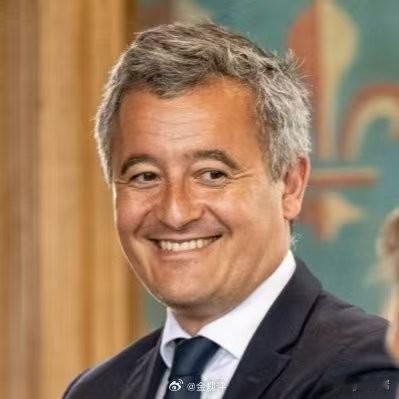 这人是谁啊？看着面熟。
嗯，好吧，跨越种族的撞脸有的时候也会发生的……[笑哭][