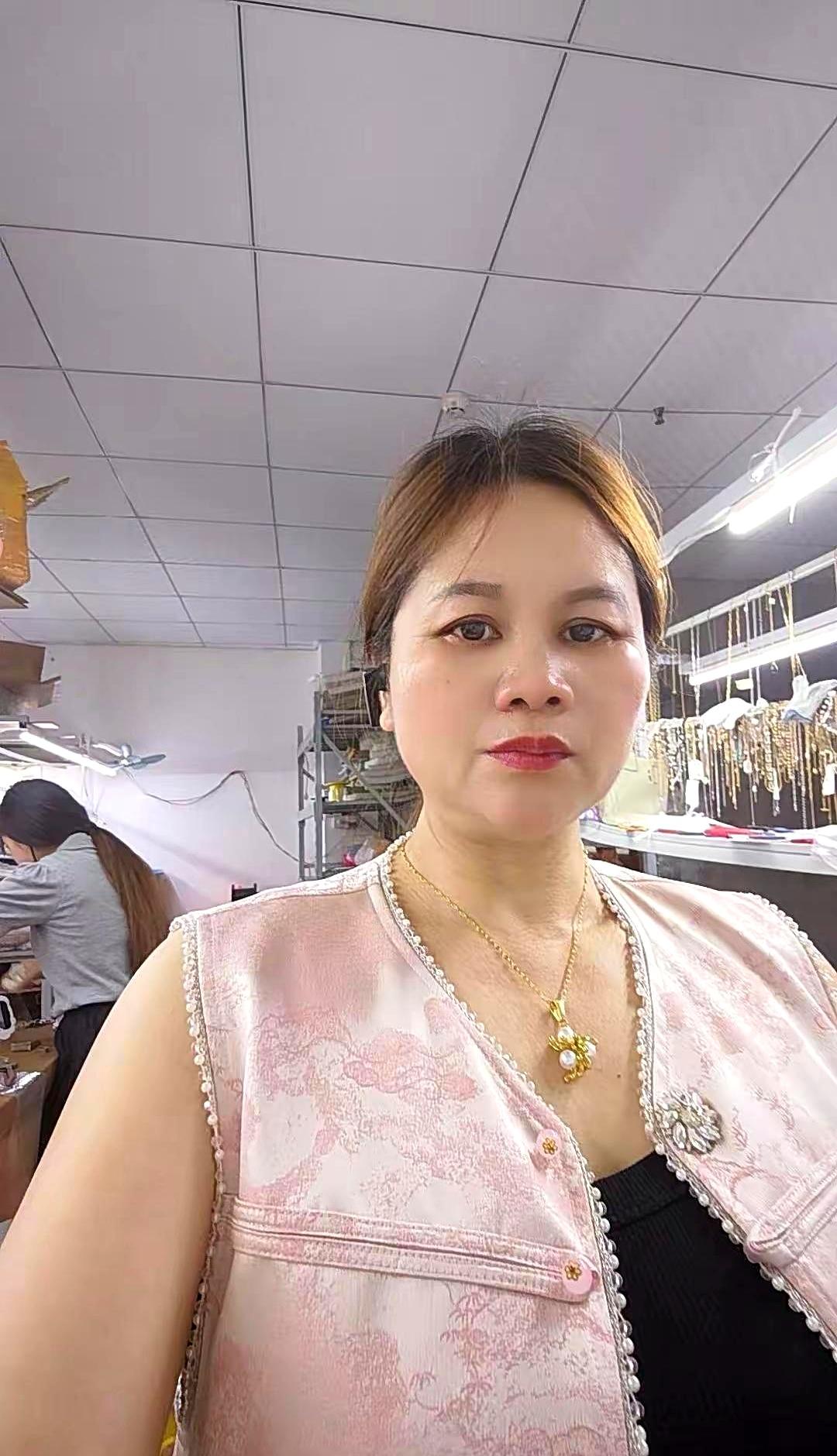 他抱得很紧，却说心里没波澜。
昨晚关灯时问他，还会不会怦然，他摇头，说真没有了。