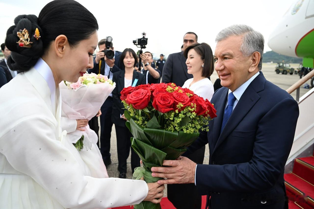 中亚国家领导人接连访韩。乌兹别克斯坦总统米尔济约耶夫访问首尔，会见韩国总统李在明