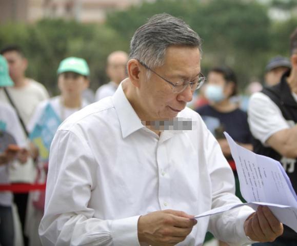 柯文哲终于松口表态了！
就在大陆12日上午一口气抛出10项实打实的对台民生大礼包