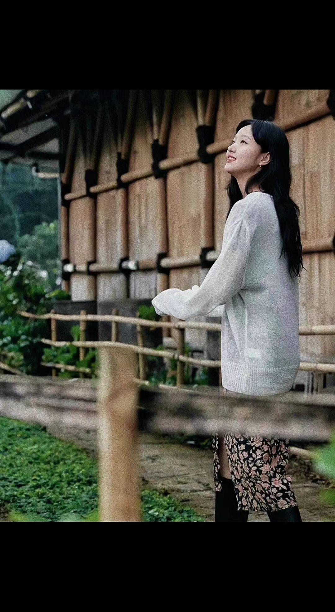 🌿木墙爬满光阴的掌纹，风把碎花裙吹成流动的诗✨。此刻连呼吸都在慢放，原来岁月偏