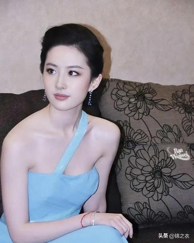 明星线下比线上惊艳的，大多是皮相好、身高和身材出挑的；线上比线下惊艳的，大多是轮
