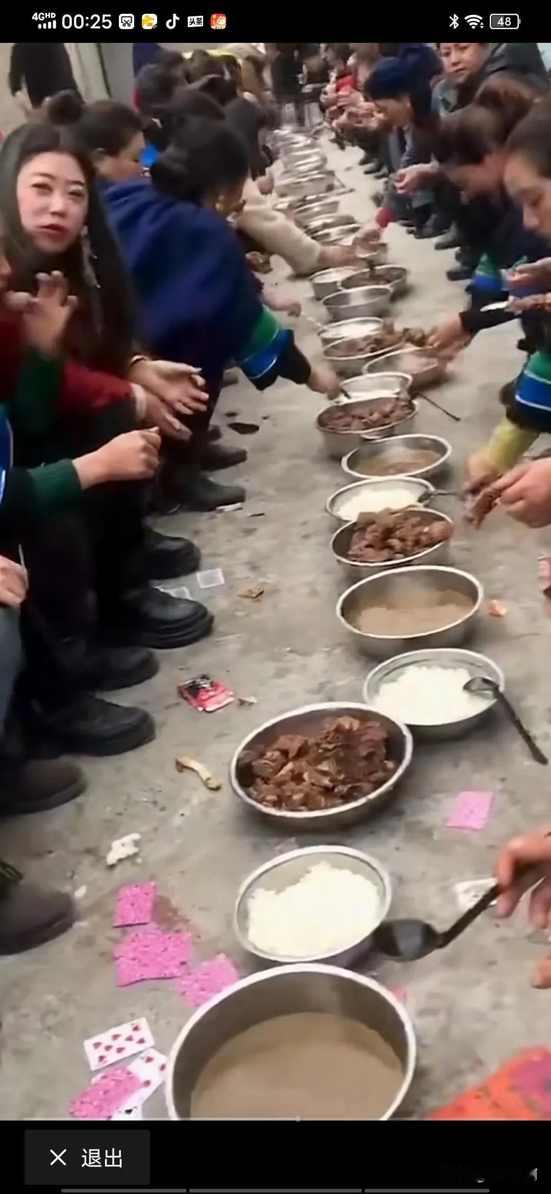 前一阵子看到网上有四川彝族的当地政府，对吃饭不安排桌子凳子者进行罚款！当时我还吐