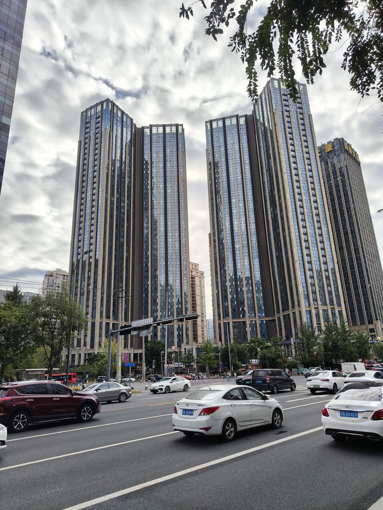 天府三街大源地铁站，高耸入云的炮楼