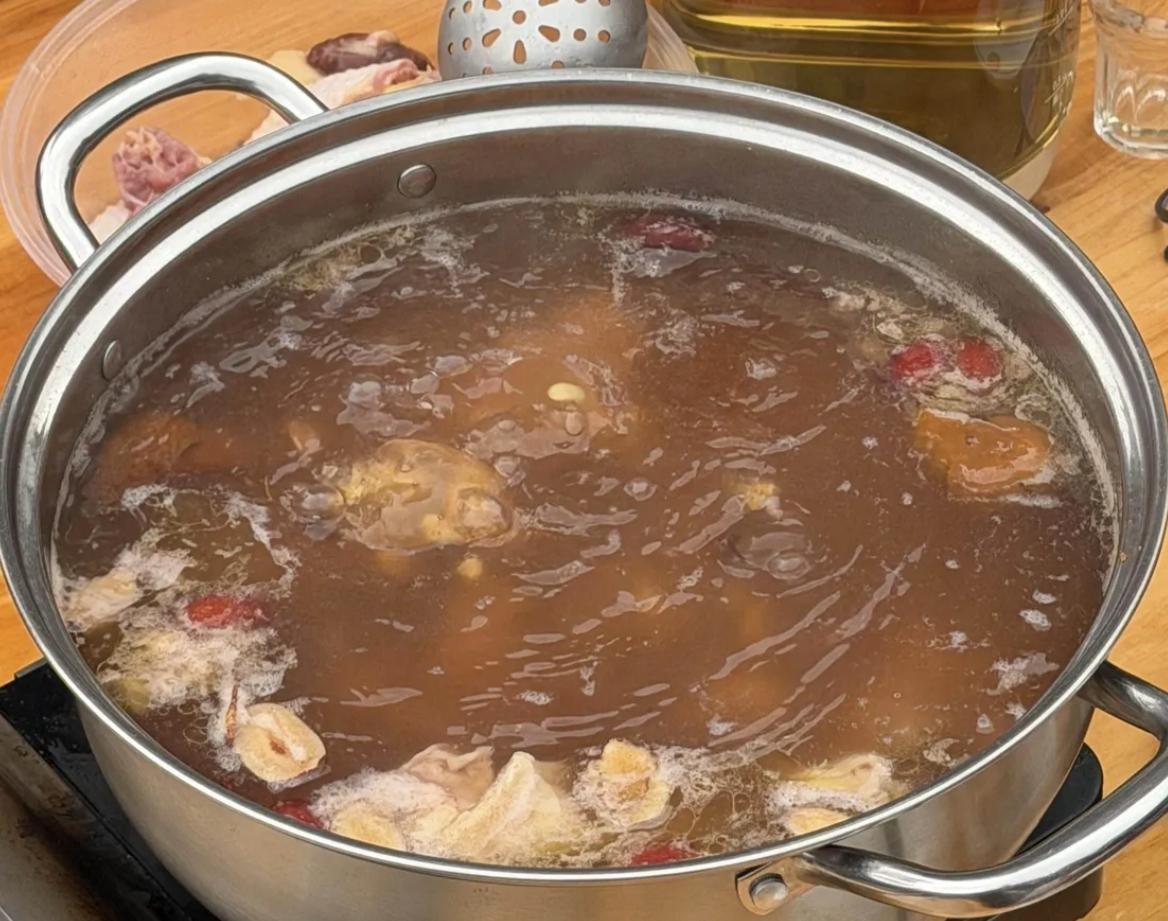 见不得别人比自己好的人冒出来了，眼红的黑帖1:说莫老板没有从医资格证，使用中药材