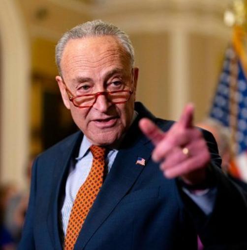 美国参议院民主党领袖查克·舒默今晚（北京时间4月8日）猛烈抨击道：“特朗普是个军