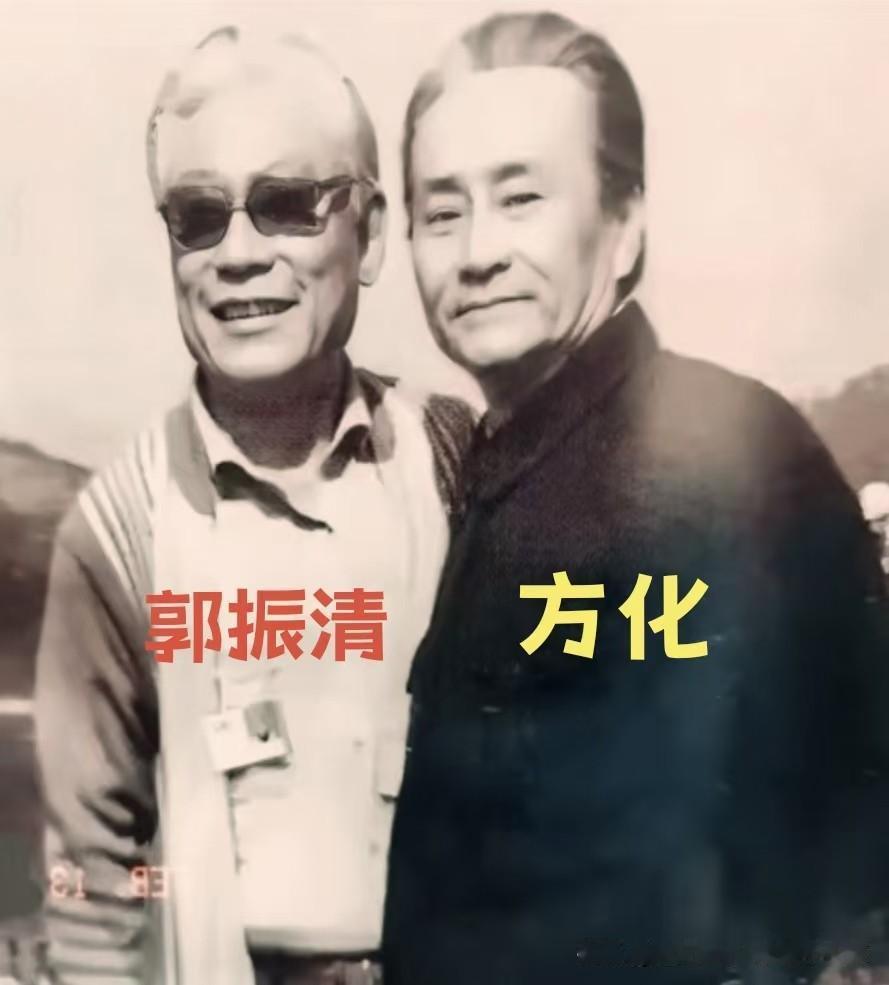 老戏骨郭振清与方化珍贵合影，两位荧幕经典，多少人的回忆。
年轻时候的模样意气风发