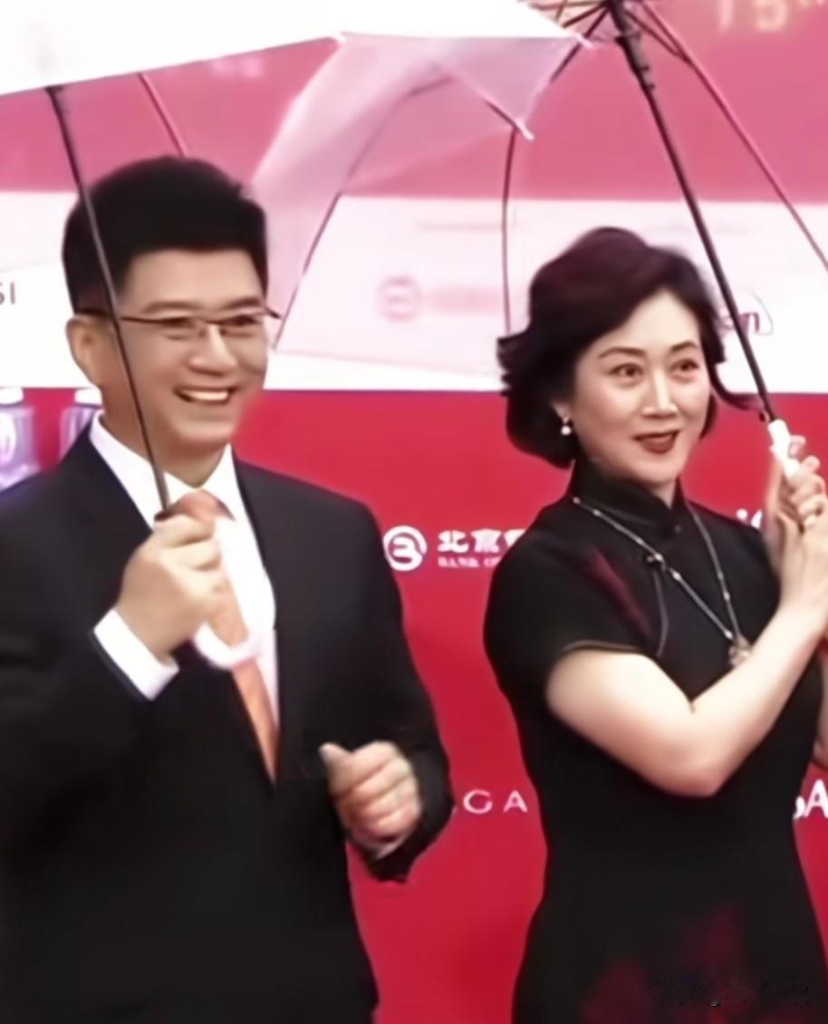 嘿，你瞧！两位京剧名家在雨中的画面，是不是很美？
要是杜镇杰老师是唱小生的，那他