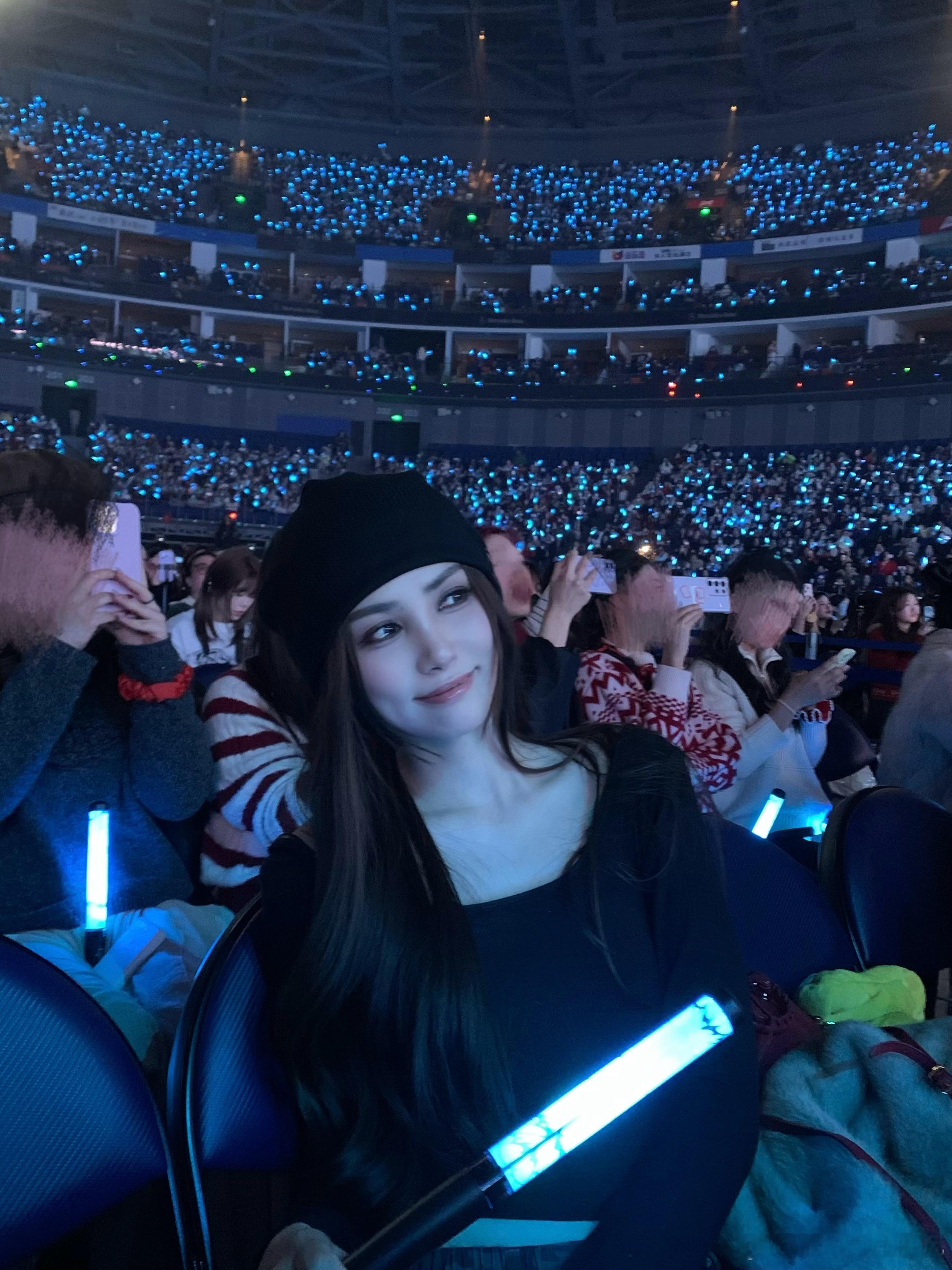 抽空看个演唱会小何一直走花路吧💐 