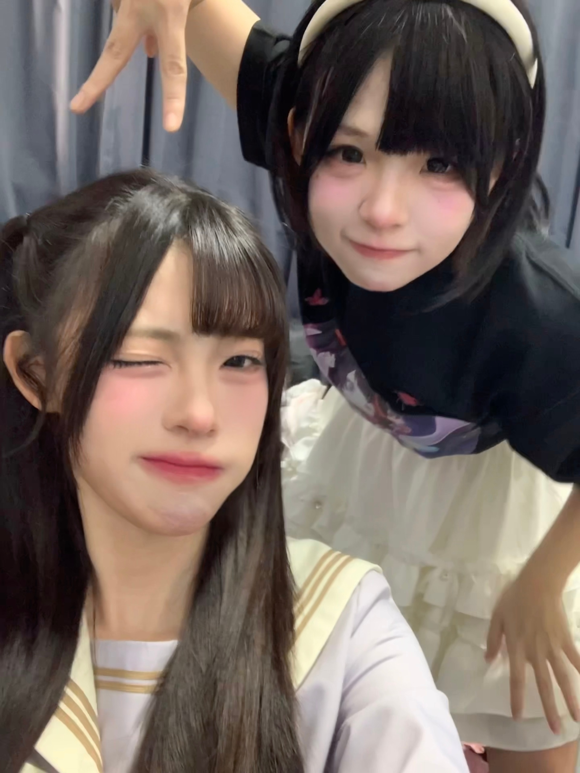 所有人不许睡觉起来祝小梨liz生日快乐！大个女啦18岁啦！就像她说的煽情的话有点