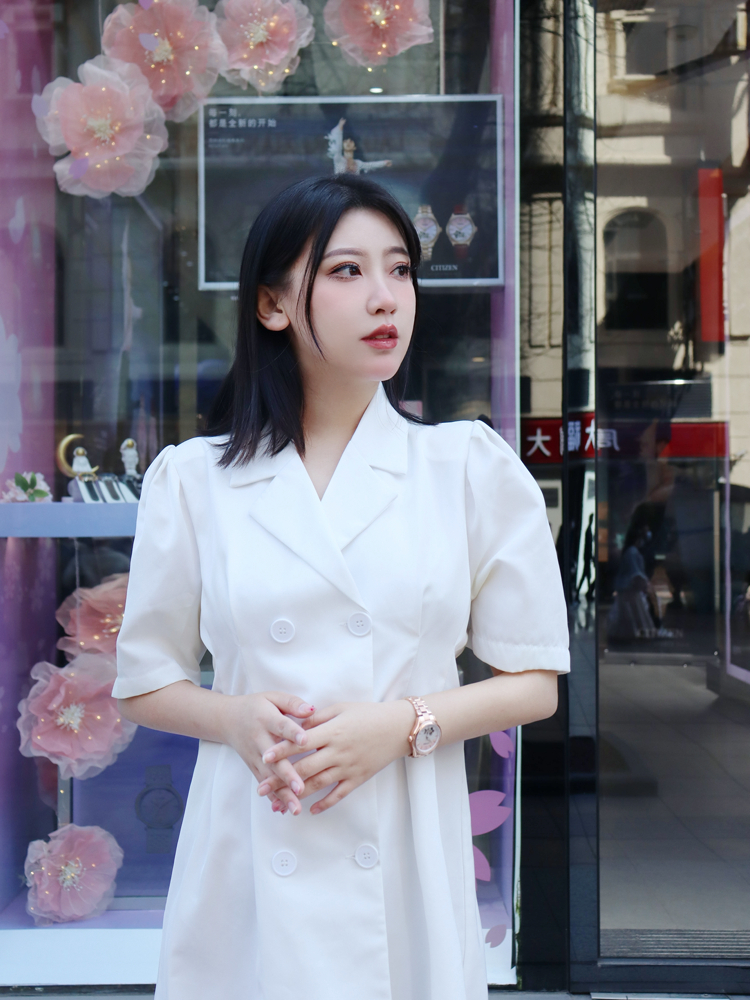 这个春天一阵温柔的风夹杂着樱花甜味，飘洋过海来到沪上，慢慢地飞入南京路，等待我们