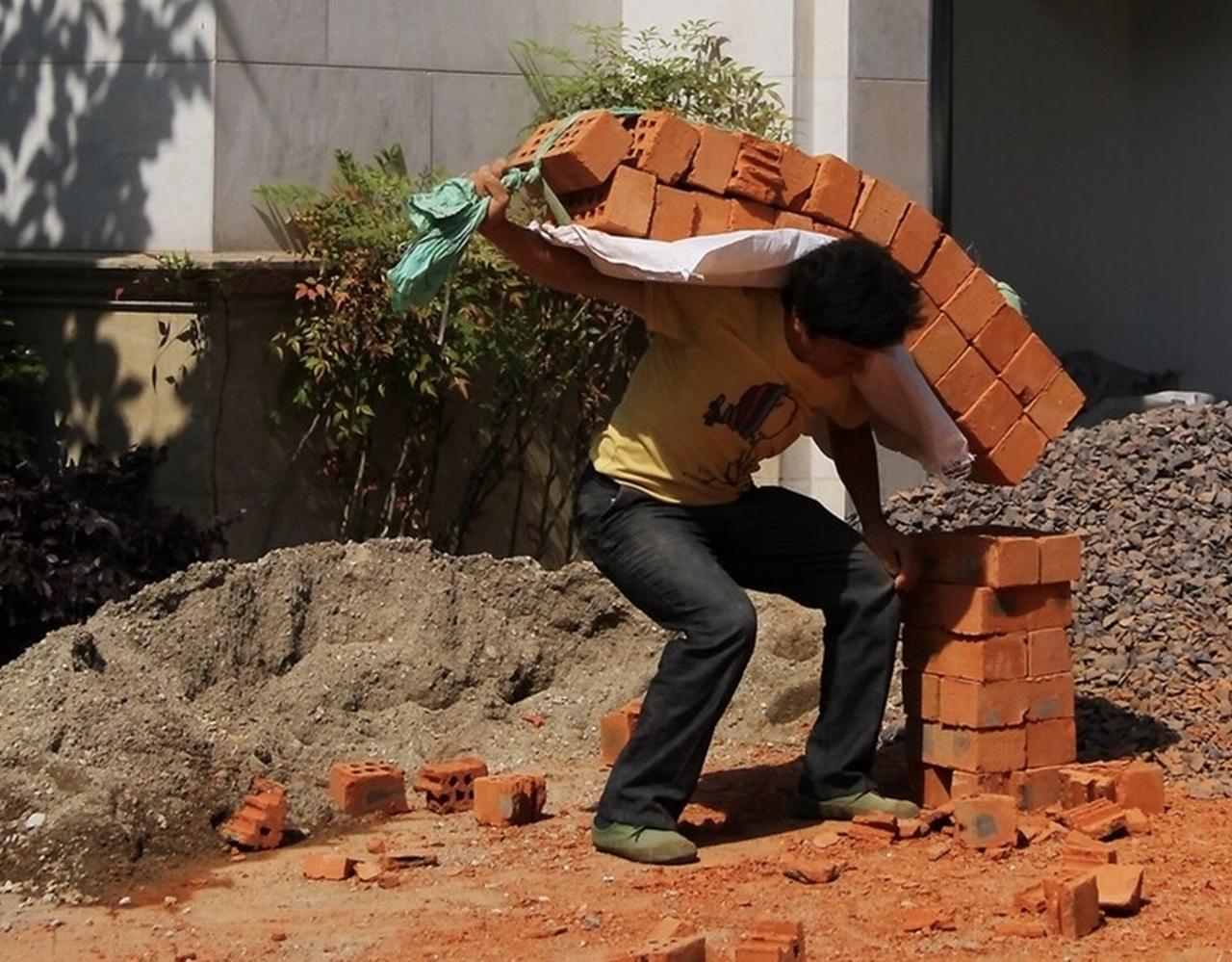 《一代人的轮回：我们活成了父母的模样》

小时候，家里的灯总是亮得很晚。

父母