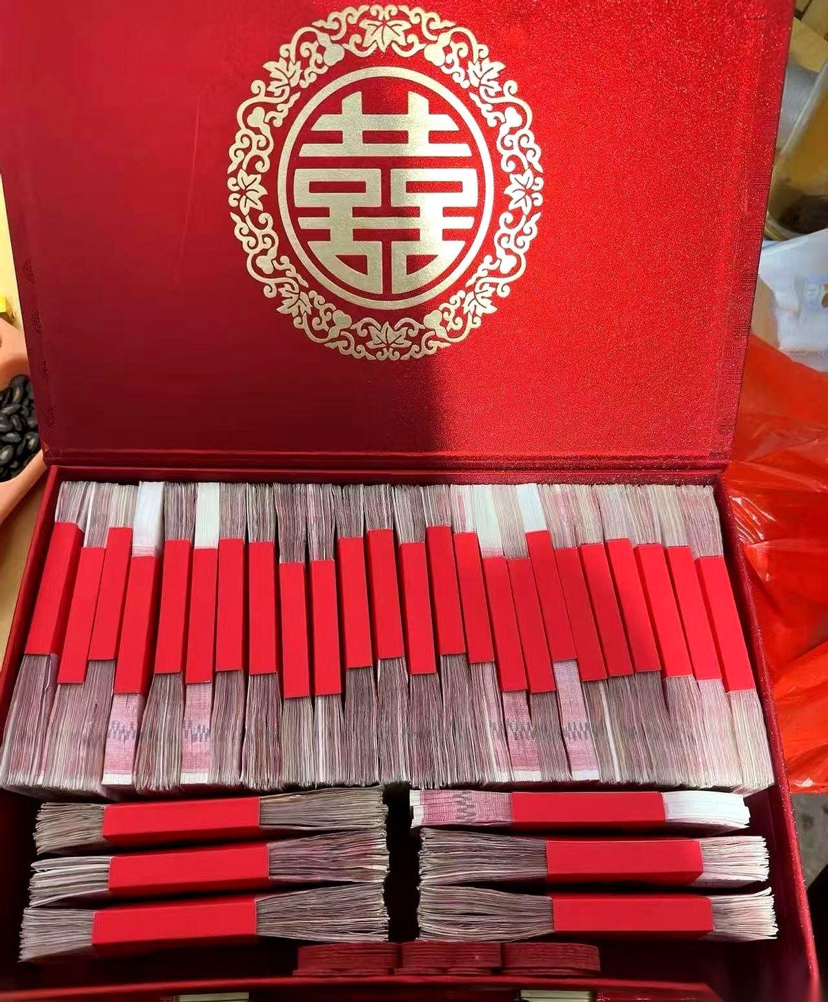 妹妹30万彩礼一到账，哥哥屁股就从沙发上挪到了妈跟前。
他搓着手，眼睛放光：“妈