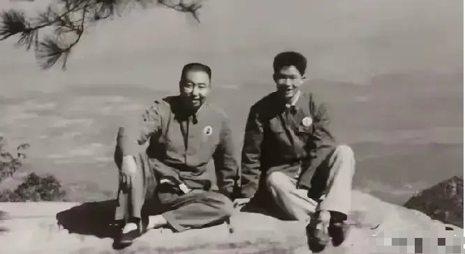 70年代，华国锋同志在江西庐山参加会议后，与秘书曹万贵一起留影 