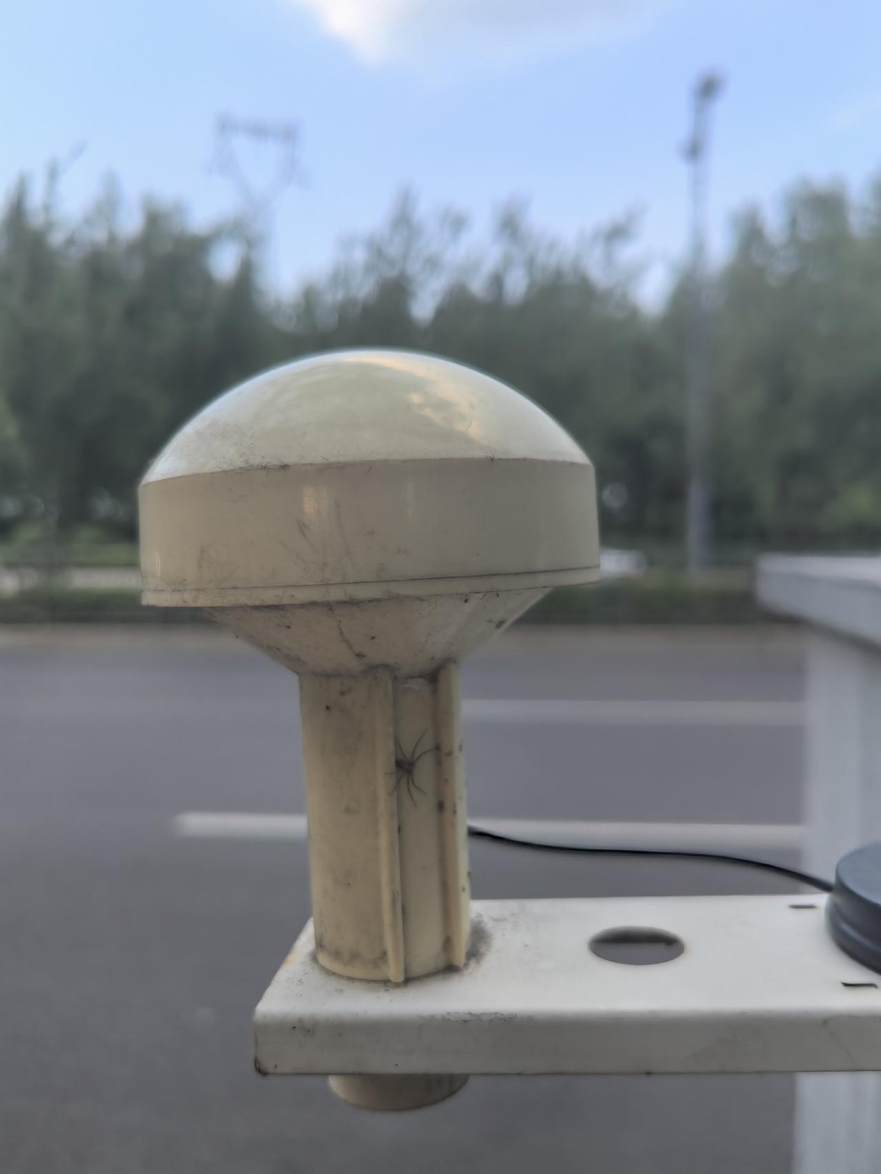 在滨河东路旁，我无意间瞅见这么个物件。问了好些人，没一个认识的，自然也不清楚它是