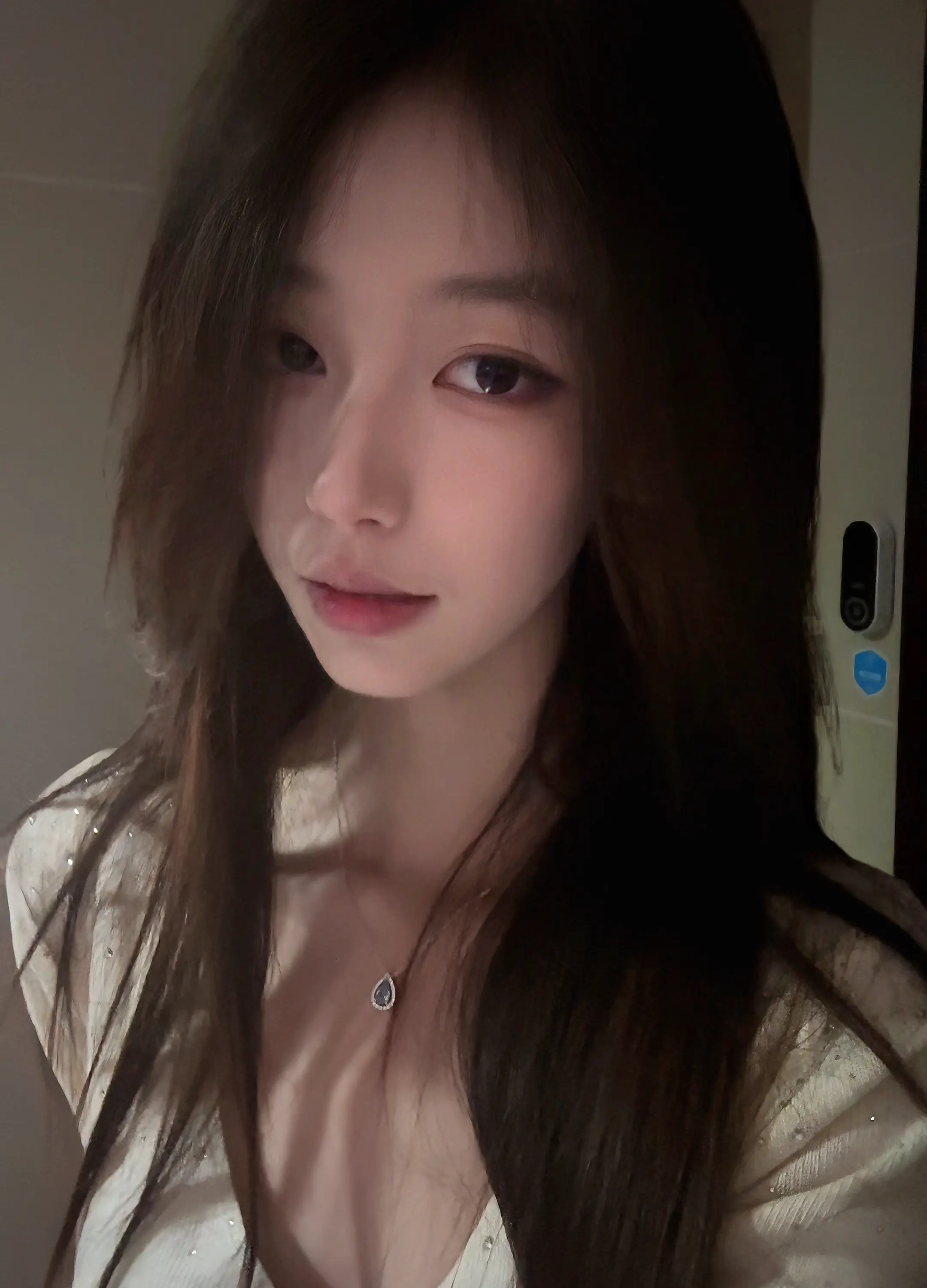 以前总是害羞不敢直视你 现在总是后悔没有好好看你 在你还爱我的时候没有抱住你