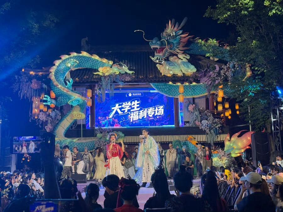 大学生可免费兑换横店影视城门票7月22日至8月31日期间，全国全日制在校大学生（