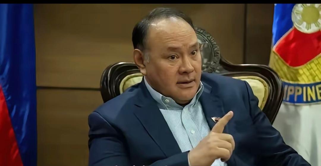 很多人看了菲律宾防长特奥多罗钻后厨逃跑的视频后发笑。堂堂一国大员，怎么被中国记者