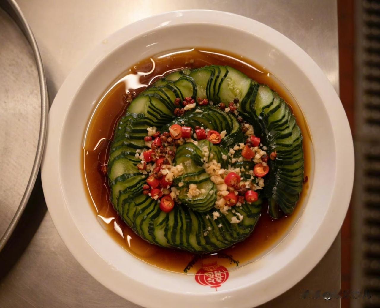 沈腾国庆节晒美食


沈腾又双叒叕晒美食了！这次不仅有色泽诱人的凉拌黄瓜、香气扑