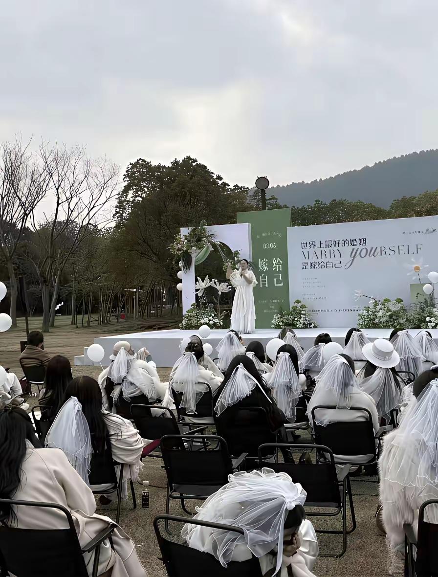 嫁给自己？新郎新娘都是我？彩礼嫁妆左手递右手？和自己入洞房这和独守空房有什么区别