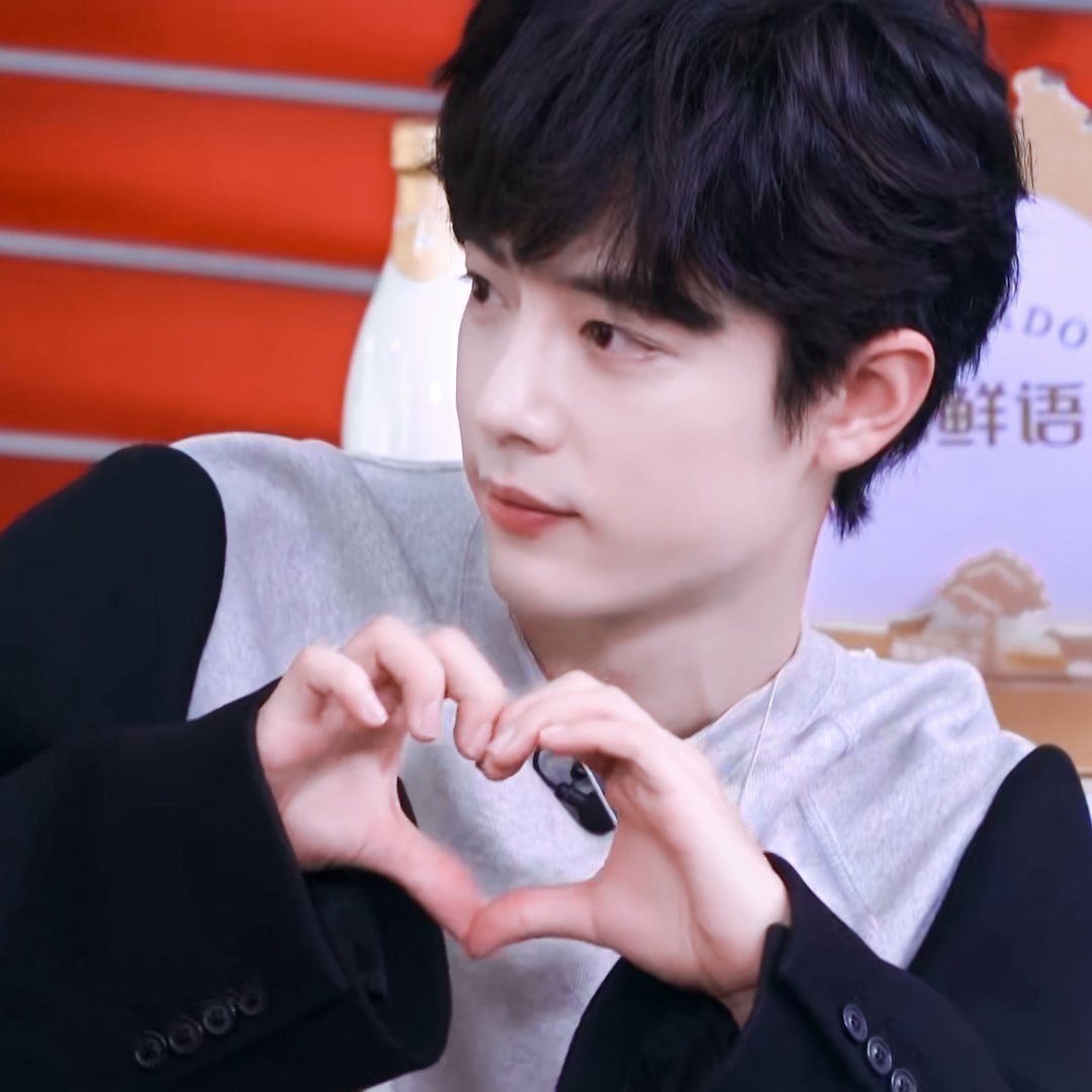 今日份心动，已送达！发射爱心biu～看得出肖战在重庆街头非常忙了◎肖战