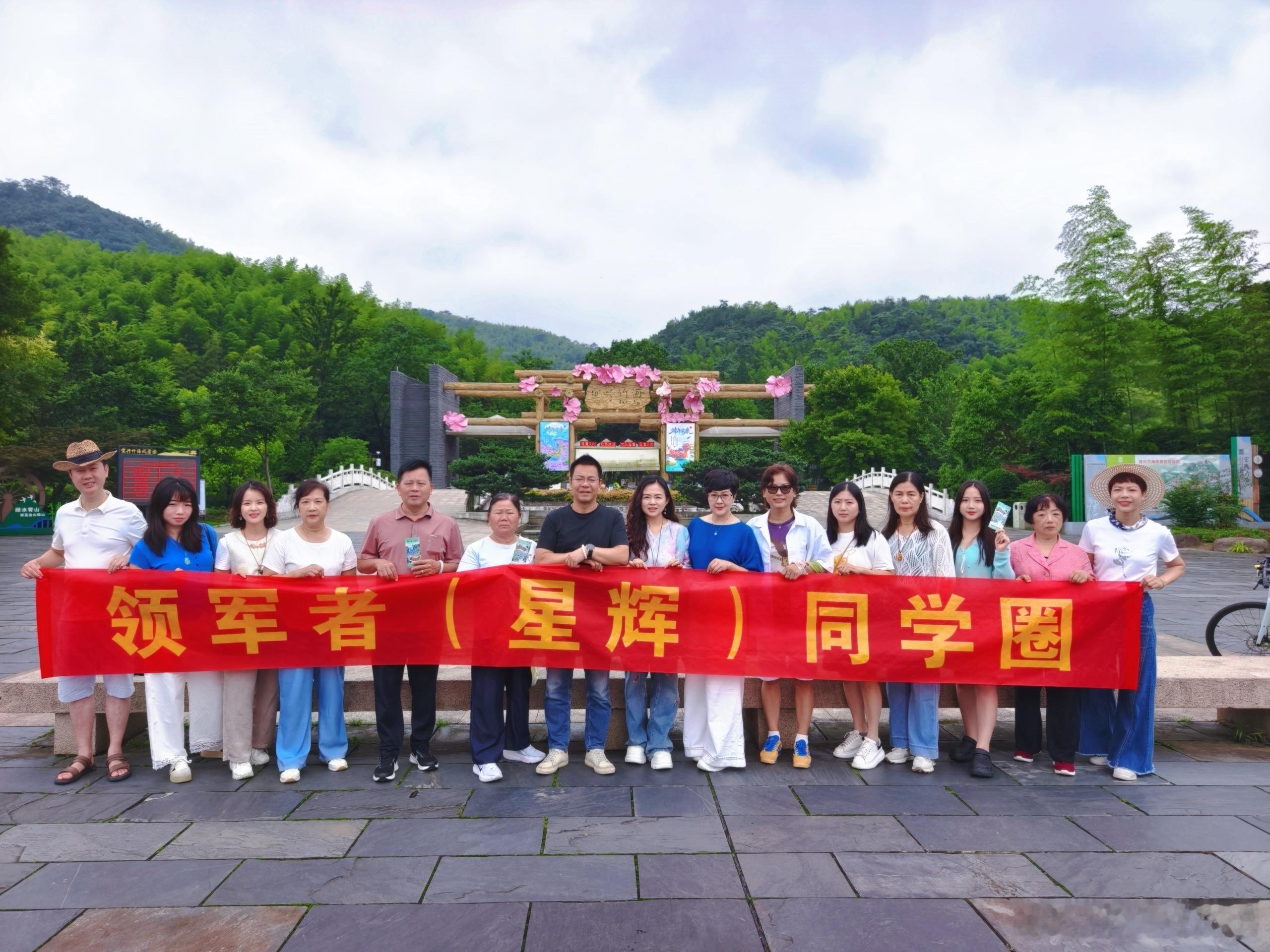 满目青竹叠翠，清风携碎响漫过山岗，置身山野间，所有浮躁都被绿意抚平。夏日最治愈的