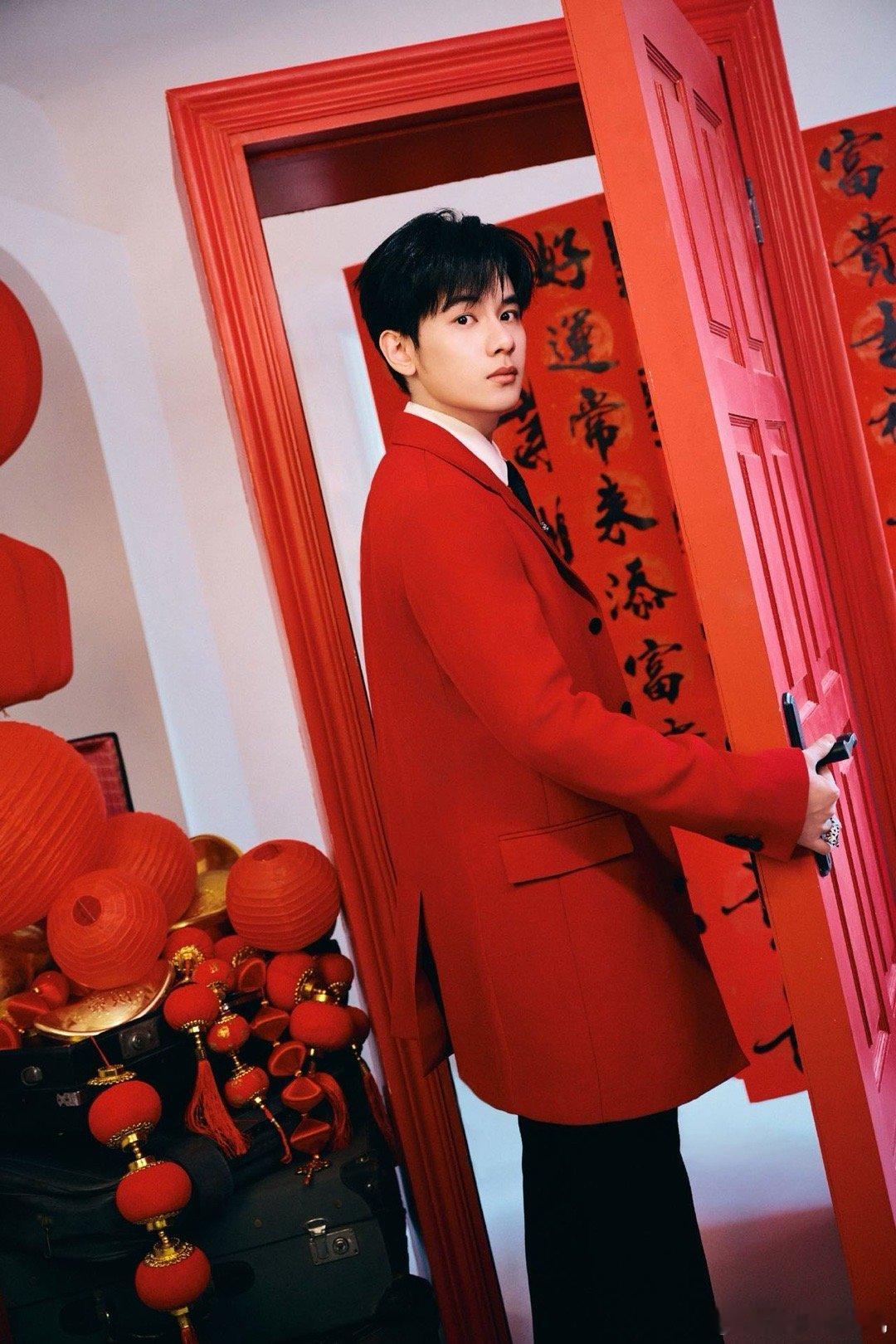 胡先煦直播晒新发色胡先煦要连发五天红包 灰蓝色新发色超惊艳，却还是想念小蓝马造型