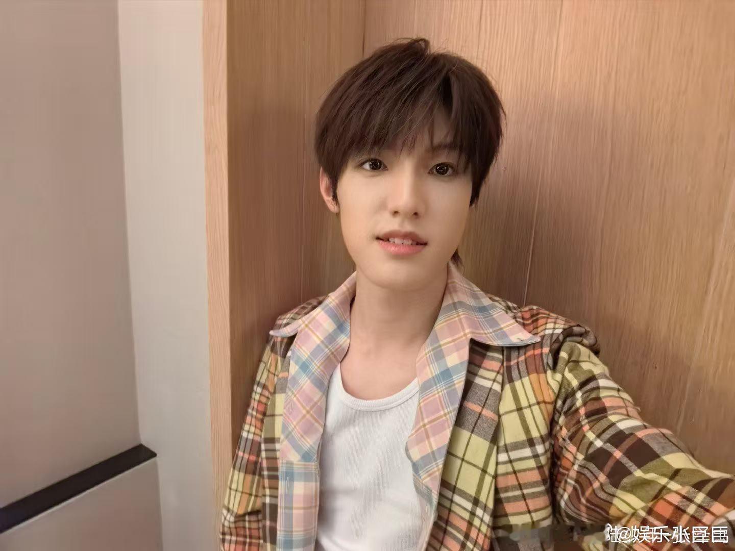 张泽禹脚受伤 即使脚受伤，张泽禹还是把每场舞台做得那么完美，帅气的舞蹈和温暖的笑