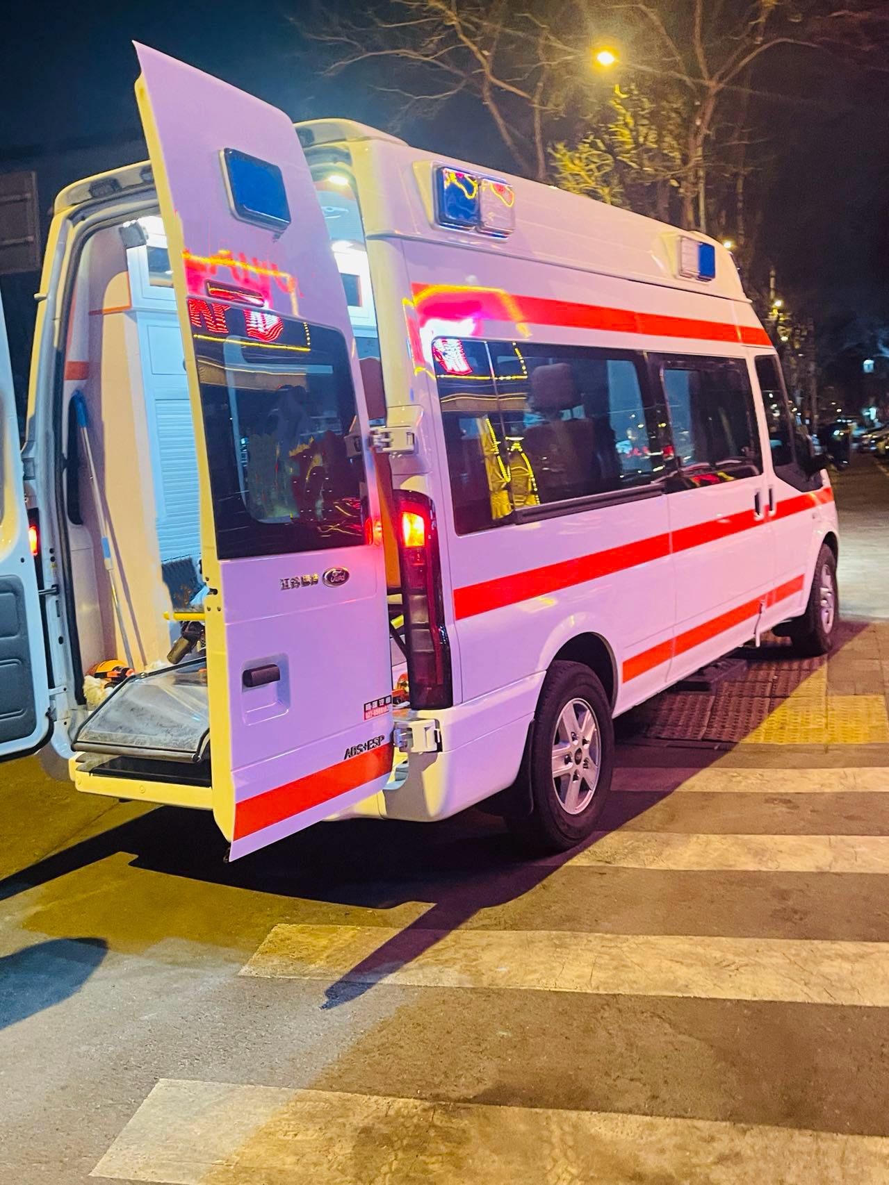 黑救护车上死亡停车吃饭耽误半小时 印象中的救护车都得和时间赛跑，有必要愣着头皮也