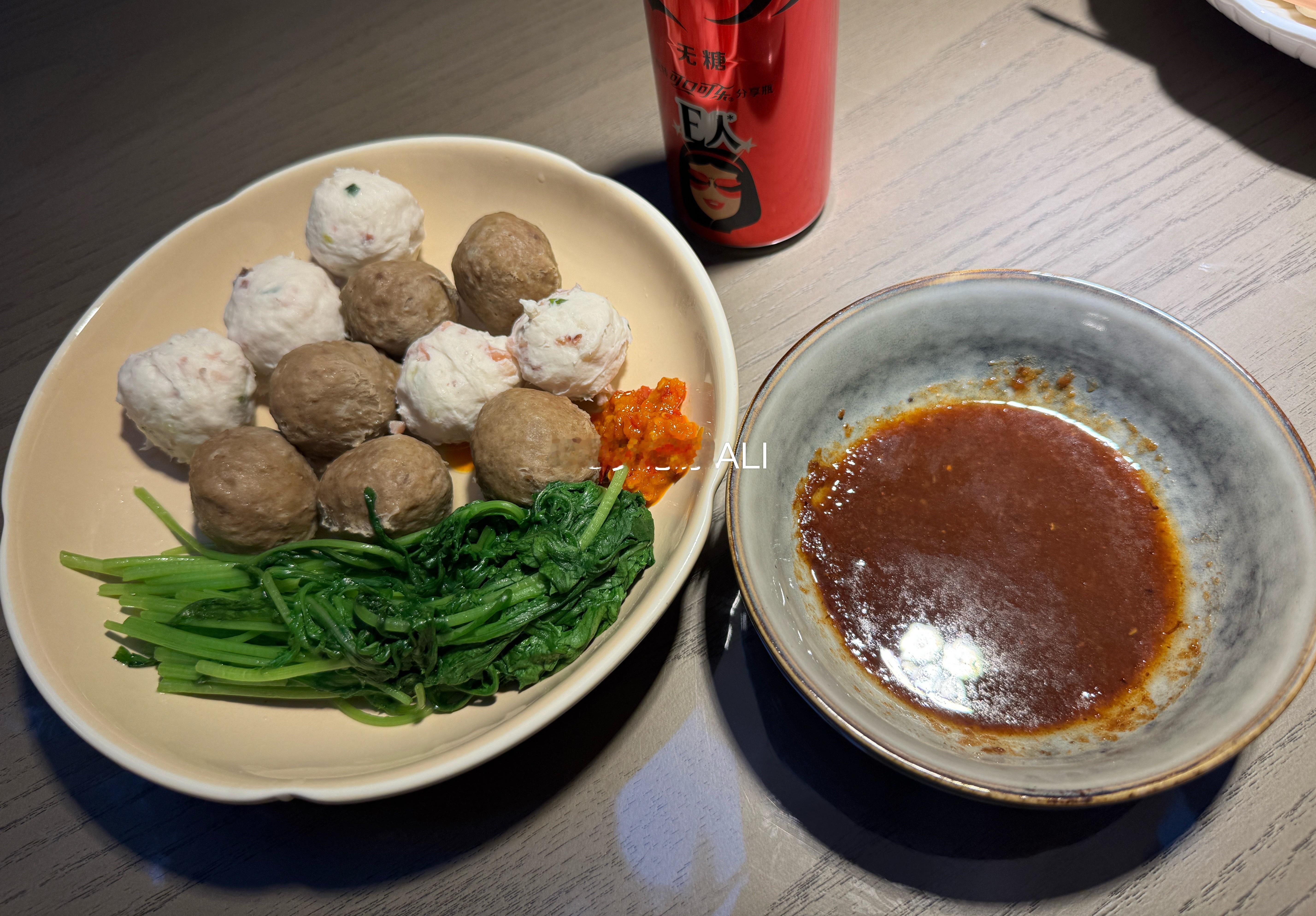 烫点菜，吃点潮汕牛肉丸～太美味了😋  梦想家ALI ​​​