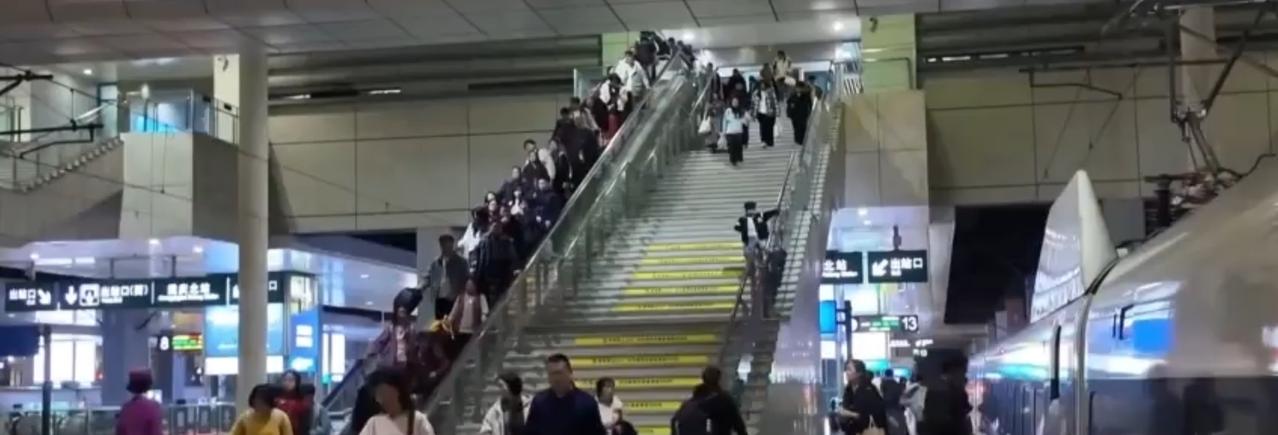 马年春运热潮涌动，立体交通网全速运转。高铁飞驰、公路畅行、海运破浪，亿万游子踏上