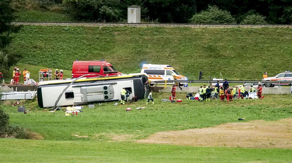 瑞士安全标杆翻车？荷兰大巴在瑞士侧翻致5死40伤，为何一个侧翻如此严重？我们也该