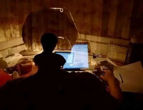 冯唐有句大实话：“实在放不下的时候，去趟重症病房或者墓地，你就会明白，你已经得到