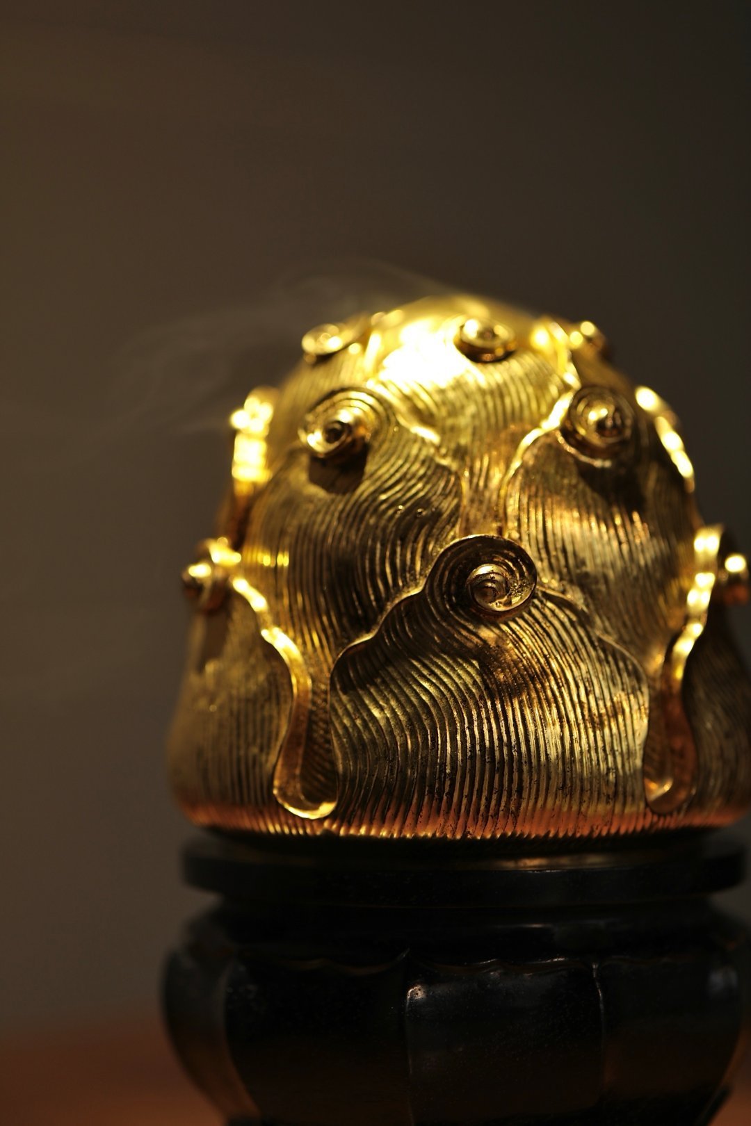 髹金 | 莲花香炉以鎏金摹拟莲瓣舒展之姿，缠枝卷草纹隐于层叠肌理间，烟起时如莲蕊