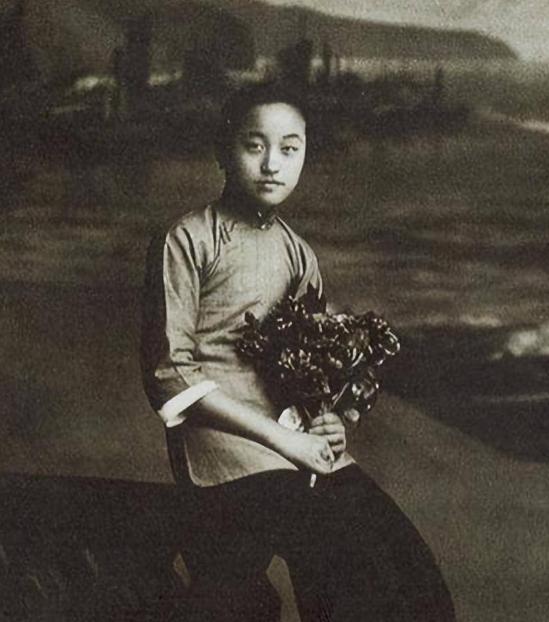 1931年，老蒋的亲妹妹蒋瑞莲向哥哥告状，说她的丈夫四处寻花问柳，希望老蒋能加以