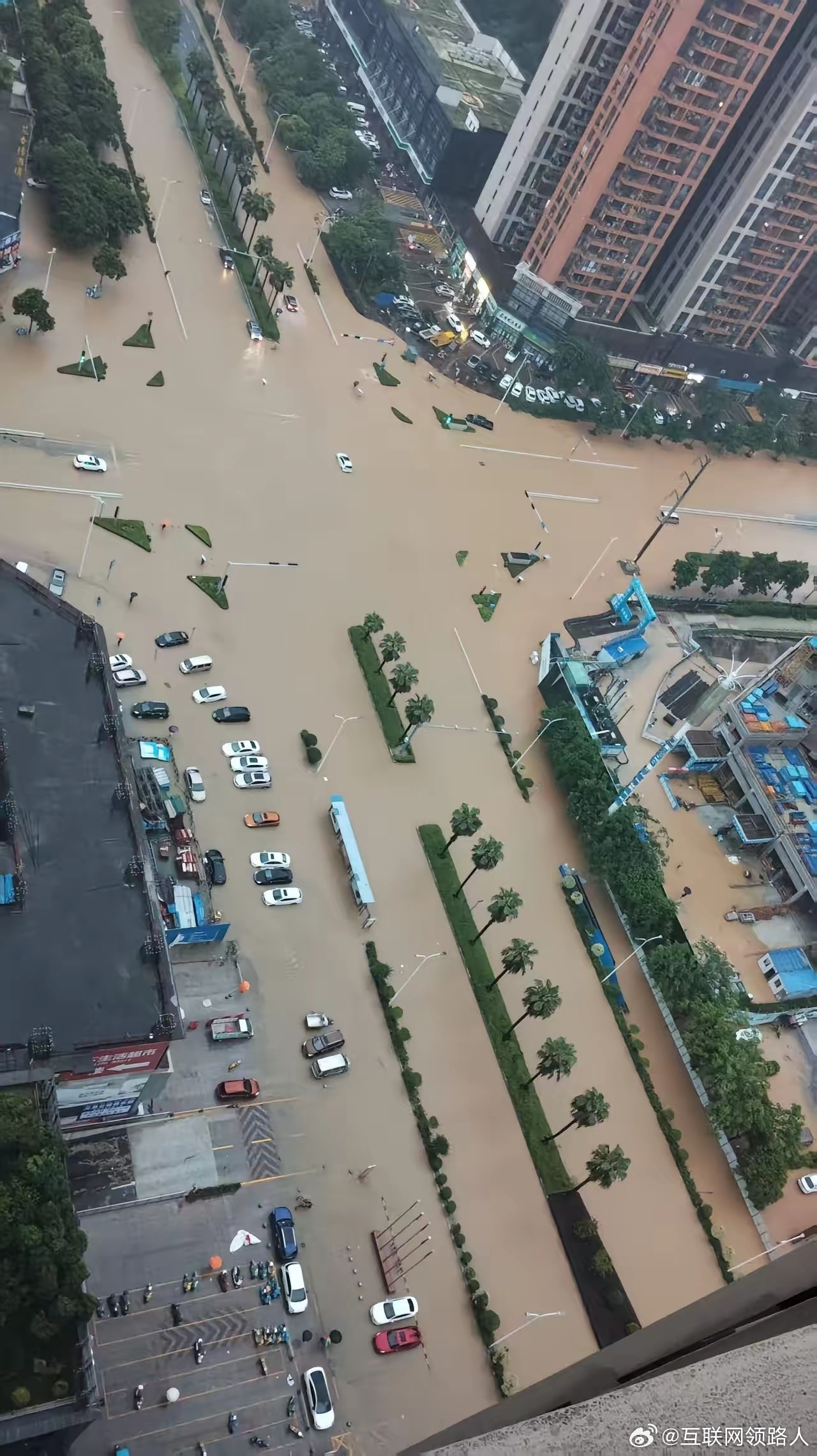 今天的广西贵港全被淹了大水漫全城。除了地势高些的地方没被淹，其余全泡水里了，太吓