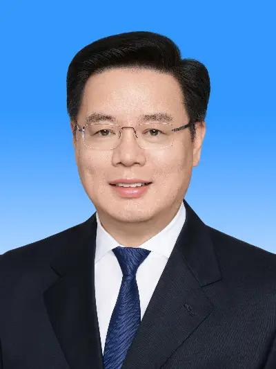 原广东省副省长覃伟中不当深圳市市长了，改任广东省人大常委会党组成员，今年才55岁