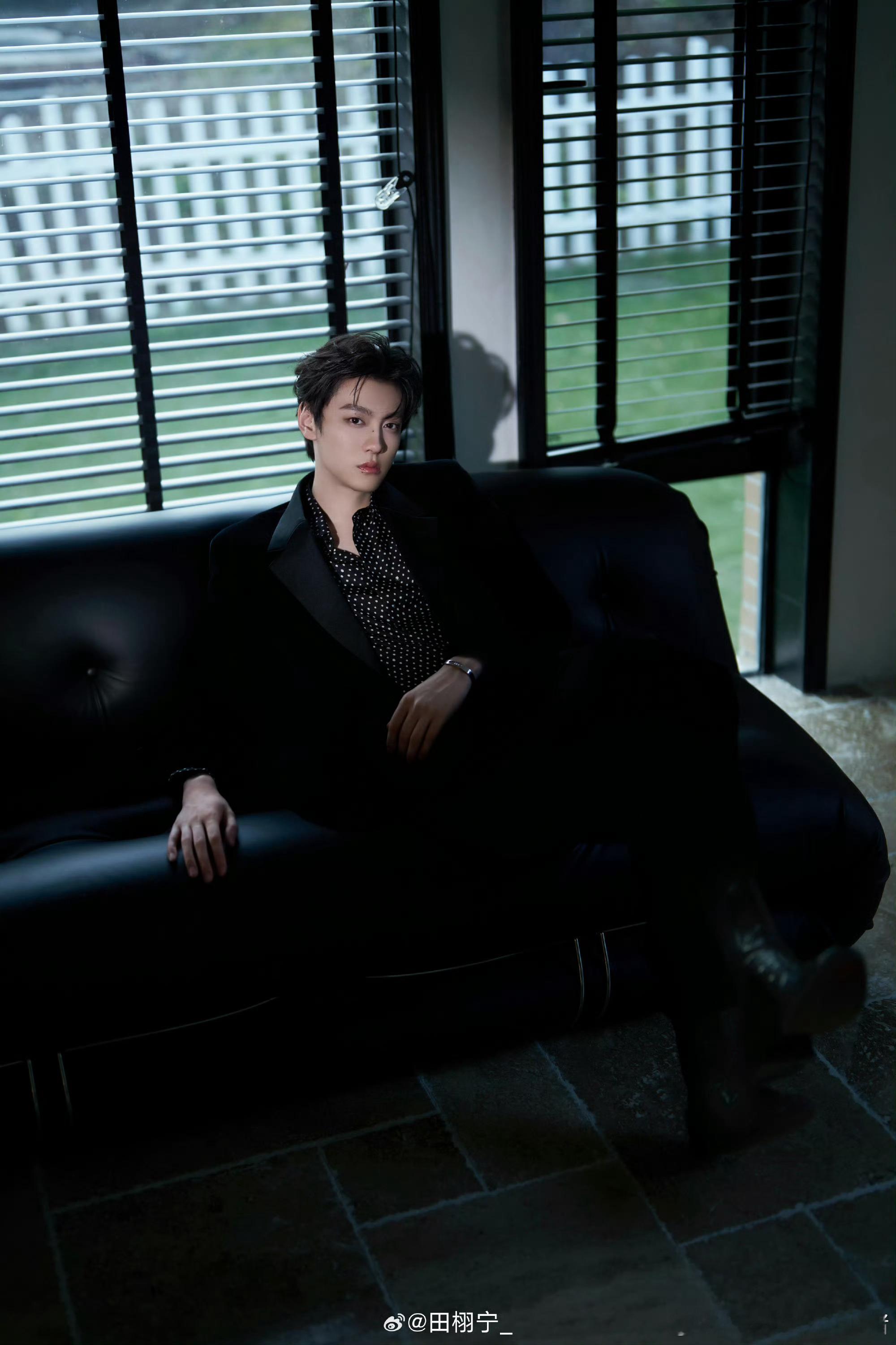 田栩宁今日营业照，波点衬衫西装🥵🥵 