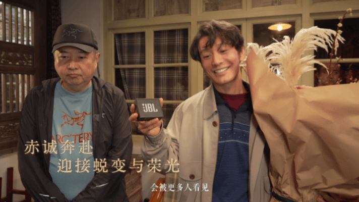 黄晓明好有复古挂历的感觉黄晓明新剧造型绝了！这立领夹克+三七分发型，活脱脱从90