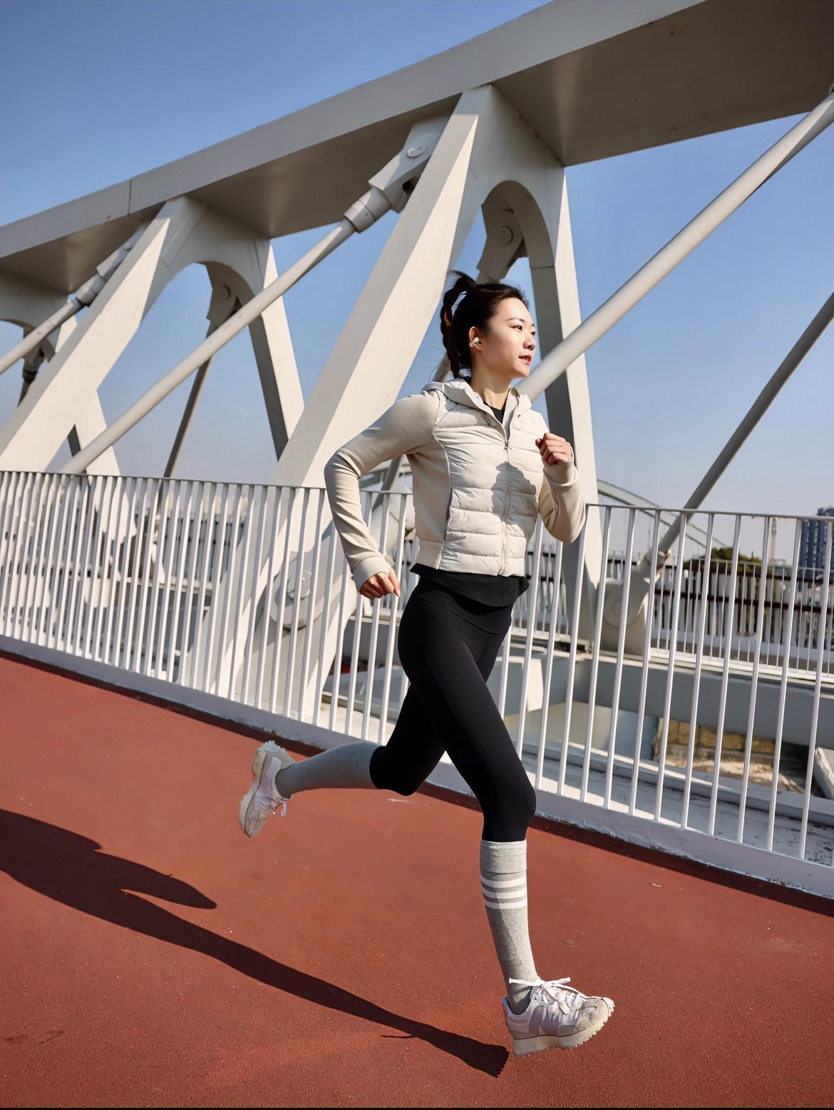 冬天晨跑，说白了…
根本不是跟天气较劲，
是给内耗的自己找条出路不想‮到暖窝被