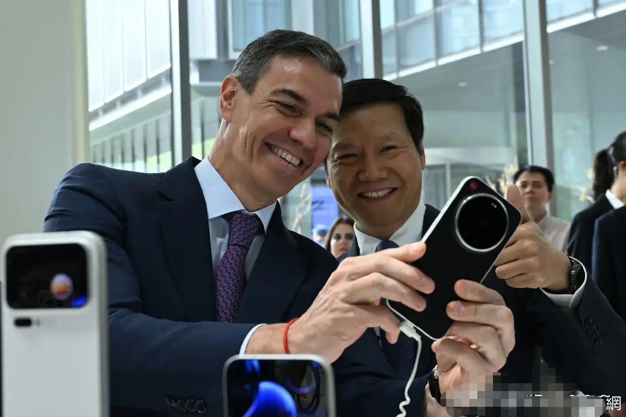 雷总这几天是真的忙啊，
这12号接待郑丽文，并且还送上了最新款的小米手机。
并且