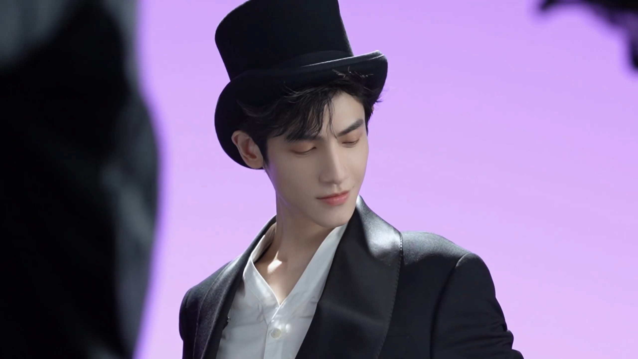 罗云熙新代言今日物料花絮今日份是会变魔法的魔术师这个造型百看不厌罗云熙罗云熙