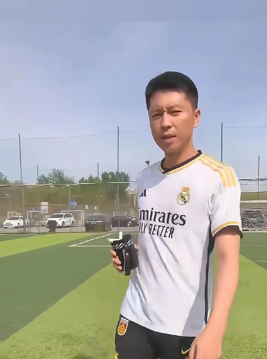 “西北锤王”王雷的小日子过得是真舒服，他晒视频，下午在足球场和朋友踢球，晚上就去