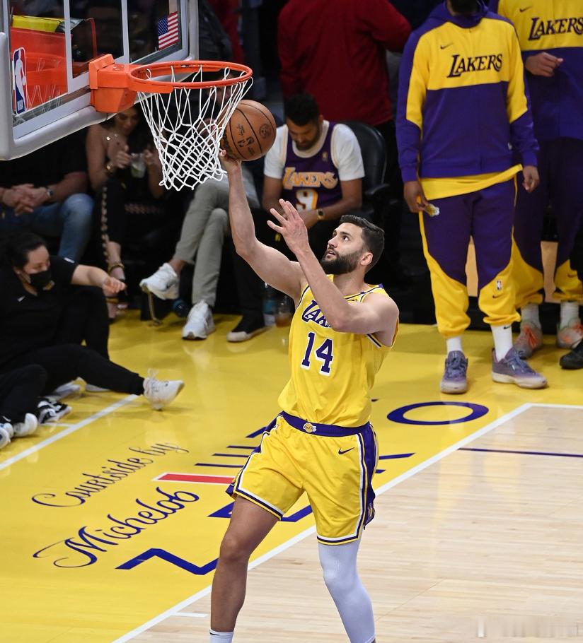 昨日湖人108-106客场击败爵士迎来四连胜。赛后湖人随队记者Buha在自己的播