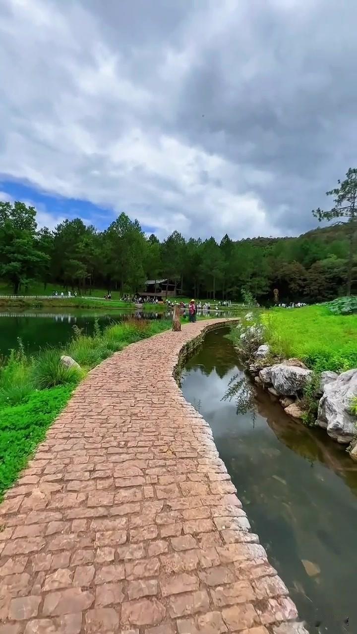 路边的花朵不再像夏日那般争奇斗艳，却多了一份成熟与内敛。那淡淡的花香，在清新的空