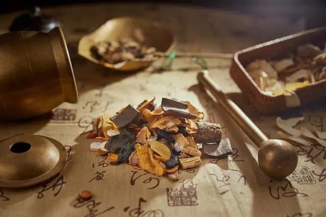 一些特效药，大家要记牢

比如海藻、昆布能破疝气，散瘿散瘤。所以身体有包块瘀滞的