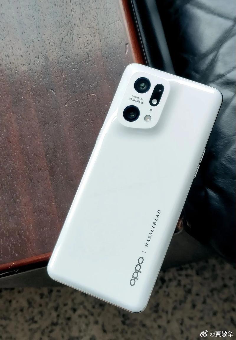 刚才找朋友玩，居然看到了他收藏的OPPO Find X5 Pro。不得不说，这陶
