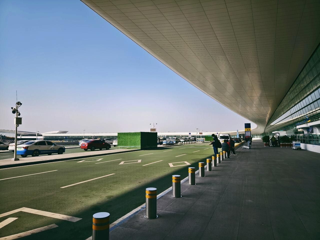 到机场啦，今天又是在休息室工作的半天，过几天再来~[666]