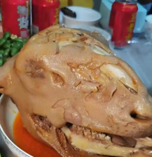 太恶心了！上海的李先生怎么也想不到，自己花127块买的卤羊头里，竟然藏着密密麻麻